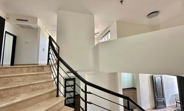 SE RENTA CASA EN LOS LAGOS