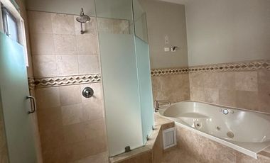 SE RENTA CASA EN LOS LAGOS
