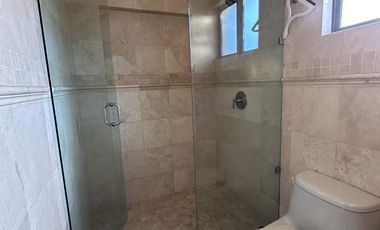 SE RENTA CASA EN LOS LAGOS