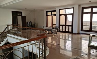 Rumah 2 Lantai Fully Furnished Dharmahusada Indah Surabaya