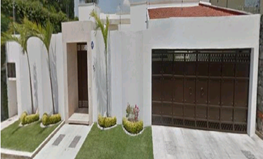 PRECIOSA Y AMPLIA CASA, CERCANA A AVENIDAS PRINCIPALES Y CON TODOS LOS SERVICIOS CERCANOS.