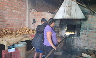 ANTICRETICO DE CASA CON NEGOCIO DE  PANADERÍA EQUIPADA
