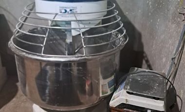 ANTICRETICO DE CASA CON NEGOCIO DE  PANADERÍA EQUIPADA
