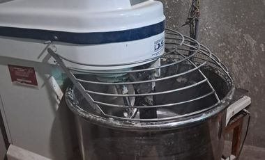 ANTICRETICO DE CASA CON NEGOCIO DE  PANADERÍA EQUIPADA