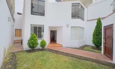 SE ALQUILA HERMOSA CASA DE 2 PISOS EN CHORRILLOS – ¡IDEAL PARA TU FAMILIA!