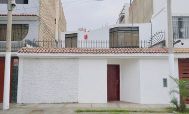 SE ALQUILA HERMOSA CASA DE 2 PISOS EN CHORRILLOS – ¡IDEAL PARA TU FAMILIA!