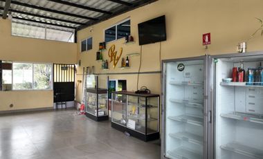 Propiedad en venta, a la via asfaltada, restaurante bar, amoblado, cerca de Quito.
