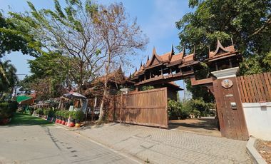 For rent: Traditional Thai-style house by the Chao Phraya River, Ayutthaya. Prime location, ideal for a restaurant,boutique hotel,or café.rent 110K
