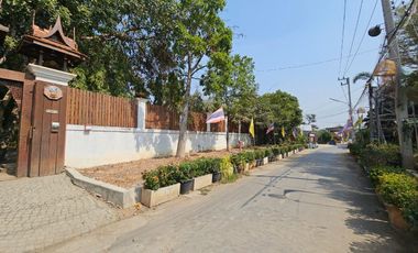 For rent: Traditional Thai-style house by the Chao Phraya River, Ayutthaya. Prime location, ideal for a restaurant,boutique hotel,or café.rent 110K