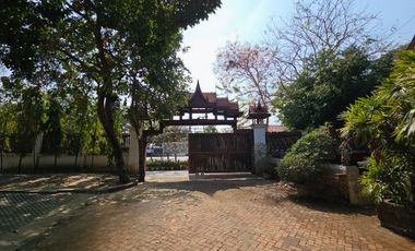 For rent: Traditional Thai-style house by the Chao Phraya River, Ayutthaya. Prime location, ideal for a restaurant,boutique hotel,or café.rent 110K