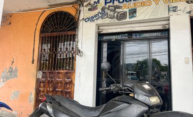 EN VENTA CASA RENTERA CON LOCALES COMERCIALES Y DEPARTAMENTO, DIAGONAL A MI COMISARIATO SECTOR TERMINAL TERRESTRE DE PORTOVIEJO