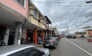 EN VENTA CASA RENTERA CON LOCALES COMERCIALES Y DEPARTAMENTO, DIAGONAL A MI COMISARIATO SECTOR TERMINAL TERRESTRE DE PORTOVIEJO