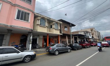 EN VENTA CASA RENTERA CON LOCALES COMERCIALES Y DEPARTAMENTO, DIAGONAL A MI COMISARIATO SECTOR TERMINAL TERRESTRE DE PORTOVIEJO