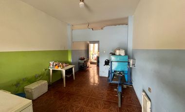 EN VENTA CASA RENTERA CON LOCALES COMERCIALES Y DEPARTAMENTO, DIAGONAL A MI COMISARIATO SECTOR TERMINAL TERRESTRE DE PORTOVIEJO