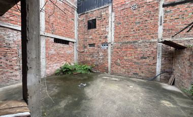 EN VENTA CASA RENTERA CON LOCALES COMERCIALES Y DEPARTAMENTO, DIAGONAL A MI COMISARIATO SECTOR TERMINAL TERRESTRE DE PORTOVIEJO