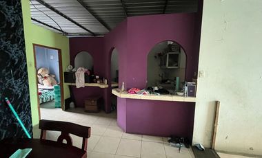 EN VENTA CASA RENTERA CON LOCALES COMERCIALES Y DEPARTAMENTO, DIAGONAL A MI COMISARIATO SECTOR TERMINAL TERRESTRE DE PORTOVIEJO