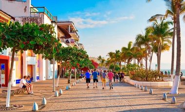 PRECIOSA Y AMPLIA CASA, EXCELENTE UBICACIÓN EN PUERTO VALLARTA, ¡¡¡A UNOS PASOS DE LA PLAYA!!! -NO CRÉDITOS-