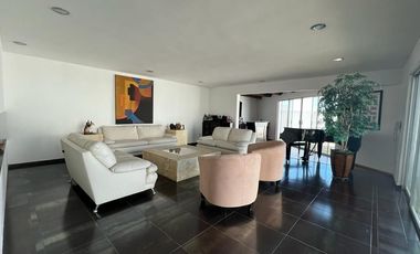 Casa en Venta en Lomas del Tecnologico con 600m2 de construcción, y en esquina.