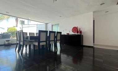 Casa en Venta en Lomas del Tecnologico con 600m2 de construcción, y en esquina.