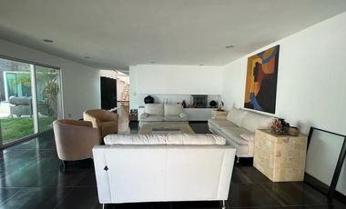 Casa en Venta en Lomas del Tecnologico con 600m2 de construcción, y en esquina.