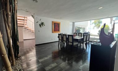 Casa en Venta en Lomas del Tecnologico con 600m2 de construcción, y en esquina.