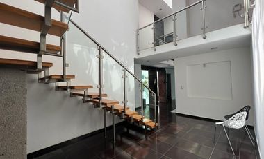 Casa en Venta en Lomas del Tecnologico con 600m2 de construcción, y en esquina.