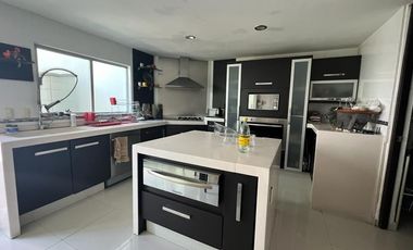 Casa en Venta en Lomas del Tecnologico con 600m2 de construcción, y en esquina.