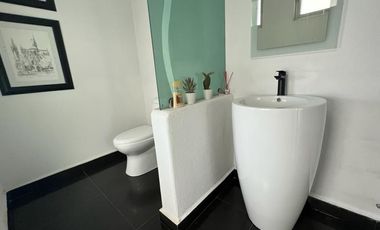 Casa en Venta en Lomas del Tecnologico con 600m2 de construcción, y en esquina.