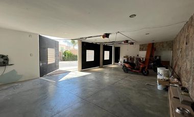 Casa en Venta en Lomas del Tecnologico con 600m2 de construcción, y en esquina.