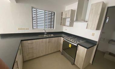 RENTA de HERMOSA y AMPLIA casa recién remodelada, en Privalia Concordia, Apodaca