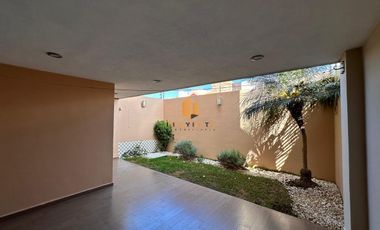 CASA EN RENTA EN ALTOZANO