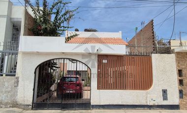 VENTA DE CASA FRENTE A PARQUE Y CERCA DEL MERCADO DE MOSHOQUEQUE