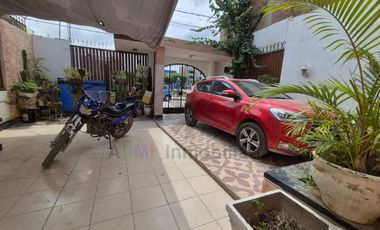 VENTA DE CASA FRENTE A PARQUE Y CERCA DEL MERCADO DE MOSHOQUEQUE