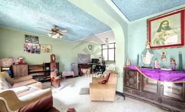 VENTA DE CASA FRENTE A PARQUE Y CERCA DEL MERCADO DE MOSHOQUEQUE