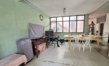 VENTA DE CASA FRENTE A PARQUE Y CERCA DEL MERCADO DE MOSHOQUEQUE