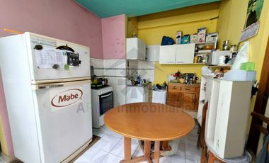 VENTA DE CASA FRENTE A PARQUE Y CERCA DEL MERCADO DE MOSHOQUEQUE