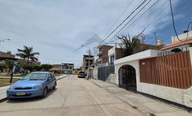 VENTA DE CASA FRENTE A PARQUE Y CERCA DEL MERCADO DE MOSHOQUEQUE