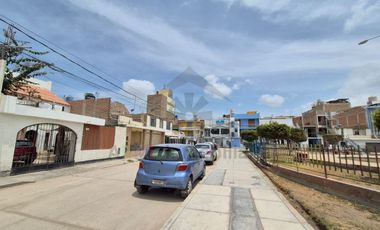 VENTA DE CASA FRENTE A PARQUE Y CERCA DEL MERCADO DE MOSHOQUEQUE