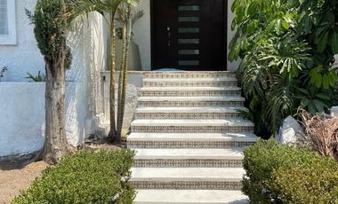 Casa en Residencial Victoria, 5 Recámaras, Jardín Amplio con Alberca y Espacios Funcionales