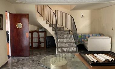 Casa en Residencial Victoria, 5 Recámaras, Jardín Amplio con Alberca y Espacios Funcionales