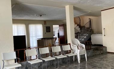 Casa en Residencial Victoria, 5 Recámaras, Jardín Amplio con Alberca y Espacios Funcionales