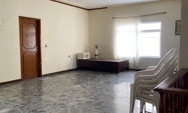 Casa en Residencial Victoria, 5 Recámaras, Jardín Amplio con Alberca y Espacios Funcionales