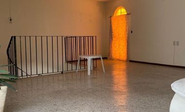 Casa en Residencial Victoria, 5 Recámaras, Jardín Amplio con Alberca y Espacios Funcionales