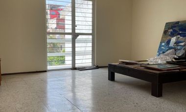 Casa en Residencial Victoria, 5 Recámaras, Jardín Amplio con Alberca y Espacios Funcionales