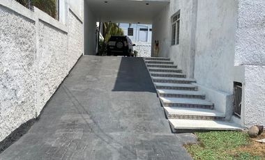 Casa en Residencial Victoria, 5 Recámaras, Jardín Amplio con Alberca y Espacios Funcionales