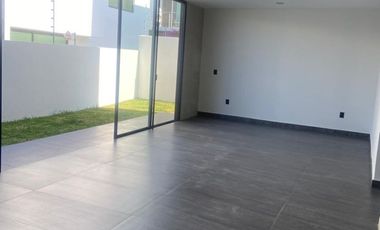Casa Contemporánea a Estrenar en Los Robles Residencial, 3 Recámaras, Roof Top y Cercanía al Bosque La Primavera