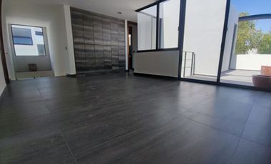 Casa Contemporánea a Estrenar en Los Robles Residencial, 3 Recámaras, Roof Top y Cercanía al Bosque La Primavera