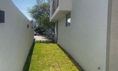 Casa Contemporánea a Estrenar en Los Robles Residencial, 3 Recámaras, Roof Top y Cercanía al Bosque La Primavera