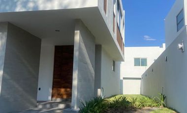Casa Contemporánea a Estrenar en Los Robles Residencial, 3 Recámaras, Roof Top y Cercanía al Bosque La Primavera