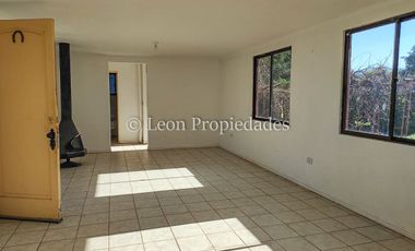Leon Propiedades arrienda casa en Sector Alhué, Curacaví.